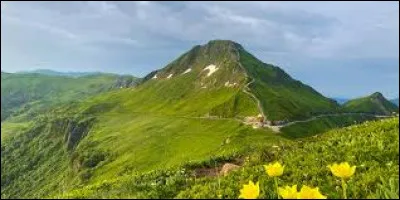 Le puy Mary est un sommet des monts du Cantal, vestige du plus grand stratovolcan d'Europe. &Agrave; combien de m&egrave;tres culmine-t-il ?