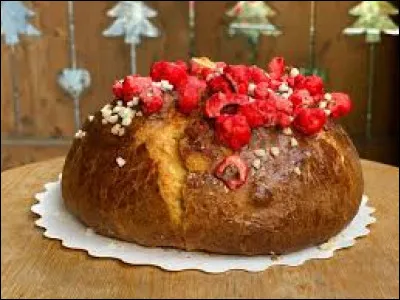 Le saint-genix est une brioche garnie de pralines rouges.