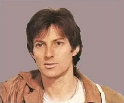 "Nuit d'hiver, douce nuit sans fin Nuit d'amour, o&ugrave; nos deux coeurs chavirent La rue c'est la mer Notre chambre, un navire Qui s'en va vers un port Ou nait pas la mort Mais la vie qui fleurit demain Au bout de la nuit, la longue nuit qui marche Qui marche comme la Seine se prom&egrave;ne sous les arches suivant le m&ecirc;me chemin ..." : qui chante, en 1961, "Nuit d'hiver"