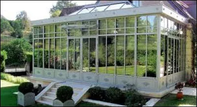 "Je voudrais du soleil vert Des dentelles et des th&eacute;i&egrave;res Des photos de bord de mer Dans mon jardin d'hiver Je voudrais de la lumi&egrave;re Comme en Nouvelle Angleterre Je veux changer d'atmosph&egrave;re Dans mon jardin d'hiver ..." : qui chante, en 2000, "Jardin d'hiver" ?