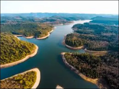 Quel nom porte ce lac de basse montagne qui se situe sur les premiers contreforts du massif des Vosges &agrave; une altitude de 387 m&egrave;tres ?