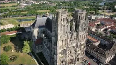Quel est le nom de la ville o&ugrave; on peut y admirer cette cath&eacute;drale ?