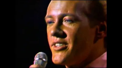 Si je devais dire quelle est la plus belle voix masculine que j'ai jamais entendue, je citerais Bobby Hatfield sans aucune h&eacute;sitation, surtout dans la chanson ci-dessous, chanson phare du film Ghost, que vous allez vous faire un devoir de trouver !
