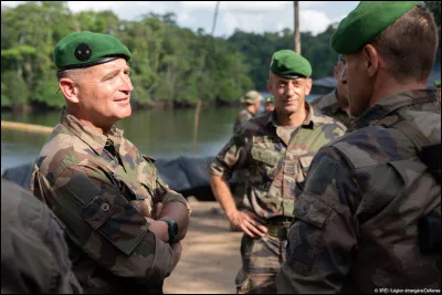 C'est une c&eacute;l&egrave;bre chanteuse que vous cherchez, la photo peut vous susurrer le nom d'une de ses chansons !