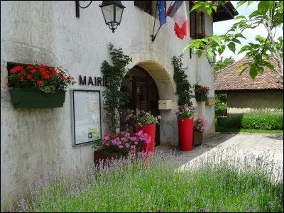 &Agrave; quel &eacute;v&egrave;nement renvoie la date taill&eacute;e dans le bois de la charpente de la mairie ?