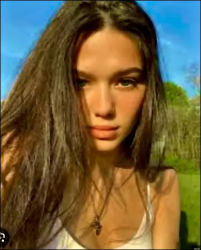 Tes cheveux sont-ils l&acirc;ch&eacute;s ou attach&eacute;s/demi attach&eacute;s ?