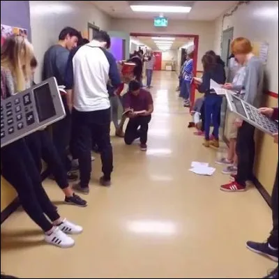 Quel d&eacute;fi viral consistait &agrave; rester immobile pendant qu�une chanson jouait ?