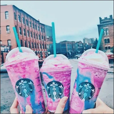 Quelle boisson Starbucks tr&egrave;s color&eacute;e est devenue virale sur Internet en 2016 ?