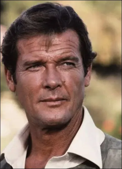 Quel est le pr&eacute;nom en R de l'acteur britannique qui a incarn&eacute; James Bond 7 fois au cin&eacute;ma du nom de Moore ?