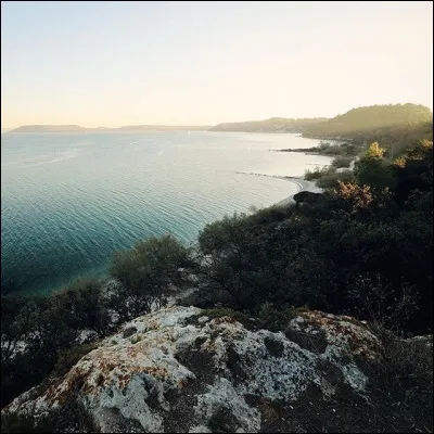 Pr&egrave;s de quelle grande ville l'&eacute;tang de Berre est-il situ&eacute; ?