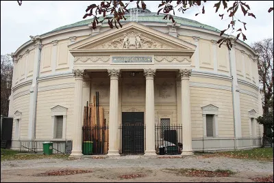 Dans quelle grande ville ''Le th&eacute;&acirc;tre du Rond-Point'' est-il situ&eacute; ?