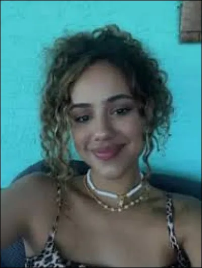 Travaille-t-elle pour Mike Rivera ?