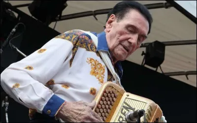 Qui est cet accord&eacute;oniste, interpr&egrave;te de ''La danse du tapis'' ?