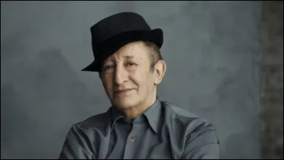 Qui est ce chanteur alg&eacute;rien, interpr&egrave;te du titre ''Chanson du tapis volant'' ?