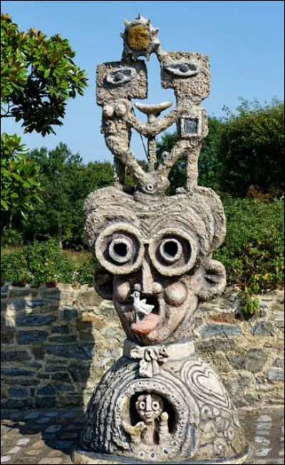 Quel est ce mus&eacute;e situ&eacute; en Mayenne qui rend hommage &agrave; une sorte de "facteur Cheval" ?