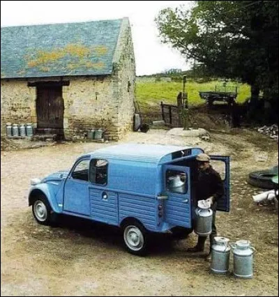 Qui a chant&eacute; "Ah qu'il est beau le d&eacute;bit de laitAh qu'il est laid le d&eacute;bit de l'eauD&eacute;bit de lait si beau d&eacute;bit de l'eau si laidS'il est un d&eacute;bit beau c'est bien le beau d&eacute;bit de lait" ?