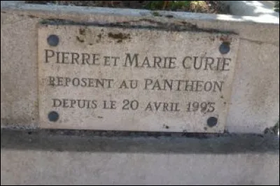 La tombe de Marie Curie se trouve au cimeti&egrave;re de...