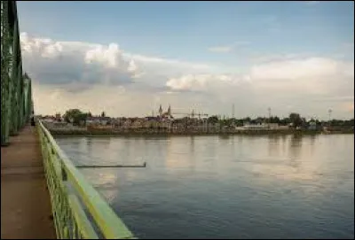Quel est ce fleuve qui s&eacute;pare la Hongrie de cette fois la Slovaquie - au nord ?