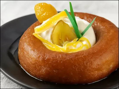 Le baba est &eacute;gal au savarin. M&ecirc;me p&acirc;te, m&ecirc;me forme. Seul l'alcool dont il est imbib&eacute; est diff&eacute;rent. Il s'agit de kirsch pour le savarin, et le baba... ?