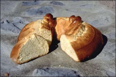Quel est ce g&acirc;teau tr&egrave;s ancien et traditionnel d'origine aveyronnaise, grande couronne entre le pain et la brioche, parfum&eacute; &agrave; la fleur d'oranger ?