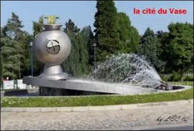 Quelle ville de l'Aisne est surnomm&eacute;e "la cit&eacute; du vase" ?