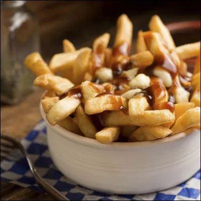 Quel nom les Qu&eacute;b&eacute;cois donnent-ils au fromage pr&eacute;sent dans la poutine ?
