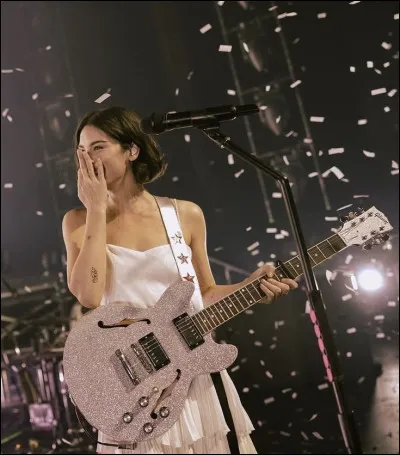 Avec laquelle des deux Gracie Abrams chante-t-elle sa chanson "Us" ?