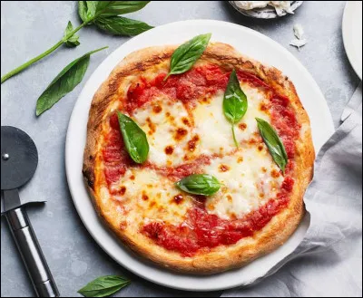 On trouve des tomates sur une pizza napolitaine.