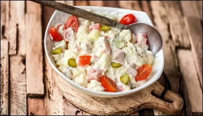 On trouve des tomates dans la salade pi&eacute;montaise.