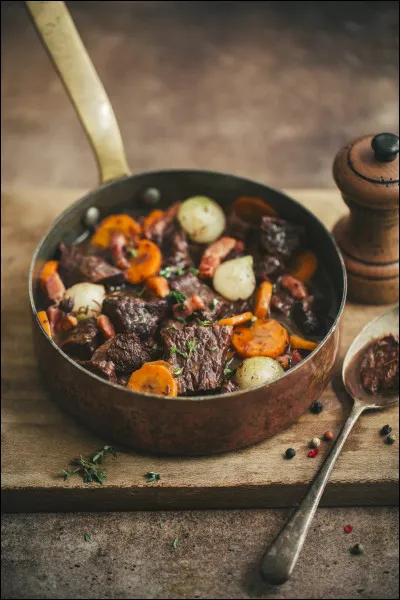 On trouve des tomates dans le b�uf bourguignon.