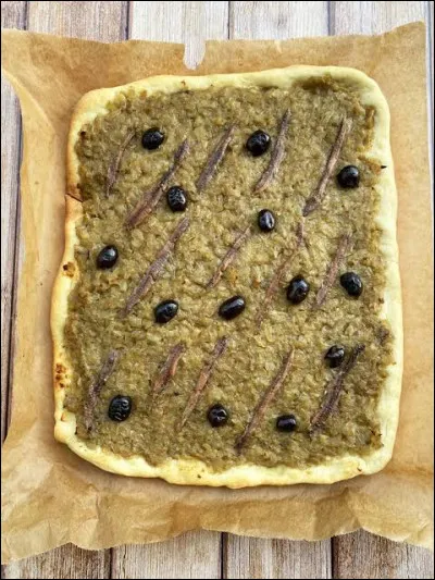 On trouve des tomates dans la pissaladi&egrave;re.