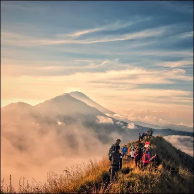 Quel pays est surnomm&eacute; ''le pays du Soleil-Levant'' ?