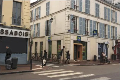 Dans cette ville de 45 000 habitants, la rue de Paris est en bordure du centre historique et relie la rue de Pologne &agrave; la rue du Mar&eacute;chal Lyautey, vers Le Pecq et la Seine : c'est &agrave; ...