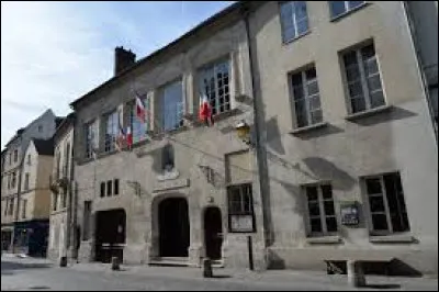 Dans cette ville de 15 000 habitants, la rue vieille de Paris part de l'h&ocirc;tel de ville et se prolonge vers le sud par la rue de Paris : c'est &agrave; ...