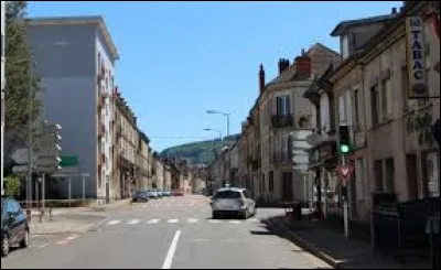 Dans cette ville de 13 000 habitants, la rue de Paris prolonge la grande rue Marchaux et va vers le faubourg d'Arroux et la porte romaine : nous sommes &agrave; ...
