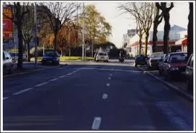 Dans cette ville maritime de 140 000 habitants, la rue de Paris, prolongeant la longue rue Jean-Jaur&egrave;s qui vient du centre ville, part de la place de Strasbourg et va vers l'est et la sortie de la ville : c'est &agrave; ...