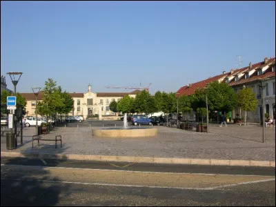 Dans cette ville de 10 000 habitants, la rue de Paris est une rue du centre ville, situ&eacute;e pr&egrave;s de l'hippodrome, entre la rue d'Aumale et la place Omer-Vallon : c'est &agrave; ...