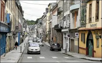 Dans cette ville de 15 000 habitants, la rue de Paris prolonge la rue de l'Aiguillon &agrave; partir de la place des Jacobins et va jusqu'au rond point de la place Traoulen : c'est &agrave; ...