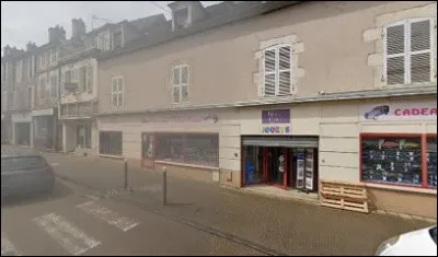 Dans cette petite ville de 6 300 habitants, la rue de Paris part de la place Vauban, dans le coeur de la ville, et va vers le nord et la rocade de l'ancienne N 6 : nous sommes &agrave; ...