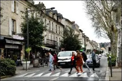 Dans cette ville de 45 000 habitants, la rue de Paris part de l'anneau de boulevards du centre ville et va vers le nord, jusqu'au pont Cardinal sur la Corr&egrave;ze : nous sommes &agrave; ...