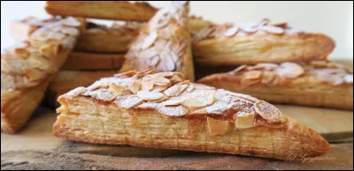 Quel est le nom de ce triangle de p&acirc;te feuillet&eacute;e fourr&eacute; &agrave; la frangipane et recouvert de gla&ccedil;age ?