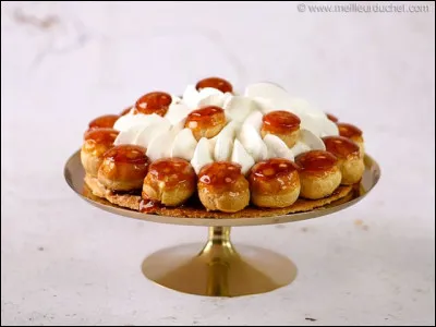 Le saint-honor&eacute;, p&acirc;tisserie &agrave; base de cr&egrave;me chantilly, cr&egrave;me chiboust et petits choux, a &eacute;t&eacute; cr&eacute;&eacute; par le p&acirc;tissier parisien Chiboust en 1840. Pourquoi lui a-t-il donn&eacute; le nom de saint-honor&eacute; ?