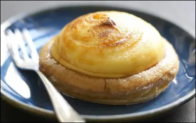 Quel est le nom de ce g&acirc;teau rond en p&acirc;te feuillet&eacute;e ou p&acirc;te &agrave; choux, d&eacute;cor&eacute; de sucre glace, dont le centre &eacute;vid&eacute; est rempli de cr&egrave;me p&acirc;tissi&egrave;re caram&eacute;lis&eacute;e ou de confiture ?