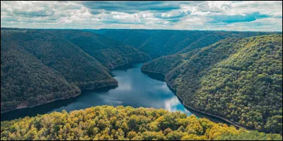 Quel est ce cours d'eau qui, au d&eacute;but de son cours, s&eacute;pare sur 40 km les d&eacute;partements du Cantal et de la Corr&egrave;ze ?