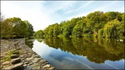 Quel est ce cours d'eau qui s&eacute;pare, sur 15 km, les d&eacute;partements du Maine-et-Loire et de la Vend&eacute;e ?