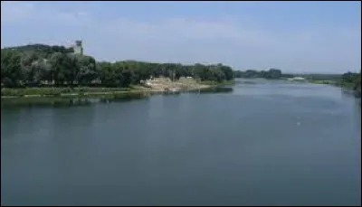 Quel est ce cours d'eau qui s&eacute;pare, sur 45 km, les d&eacute;partements du Gard et du Vaucluse ?
