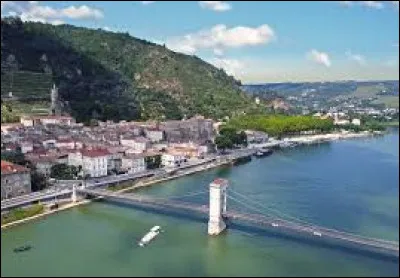 Quel est ce cours d'eau qui s&eacute;pare, sur 100 km, les d&eacute;partements de la Dr&ocirc;me et de l'Ard&egrave;che ?