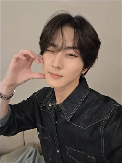 Qui est le leader du groupe, mais aussi un des membres les plus jeunes ?