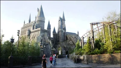 Quel objet magique est c&eacute;l&egrave;bre pour choisir la maison des nouveaux &eacute;l&egrave;ves &agrave; Poudlard ?