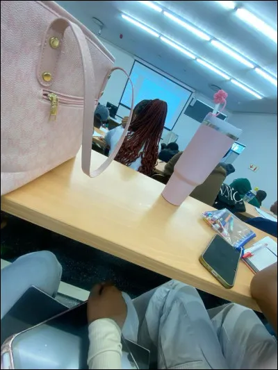 &Agrave; l�&eacute;cole (ou au taf 😅), on te d&eacute;crit plut&ocirc;t comme :